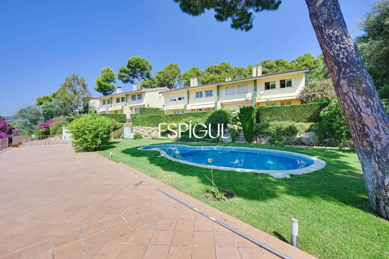 Casa con vistas al mar, jardín y piscina