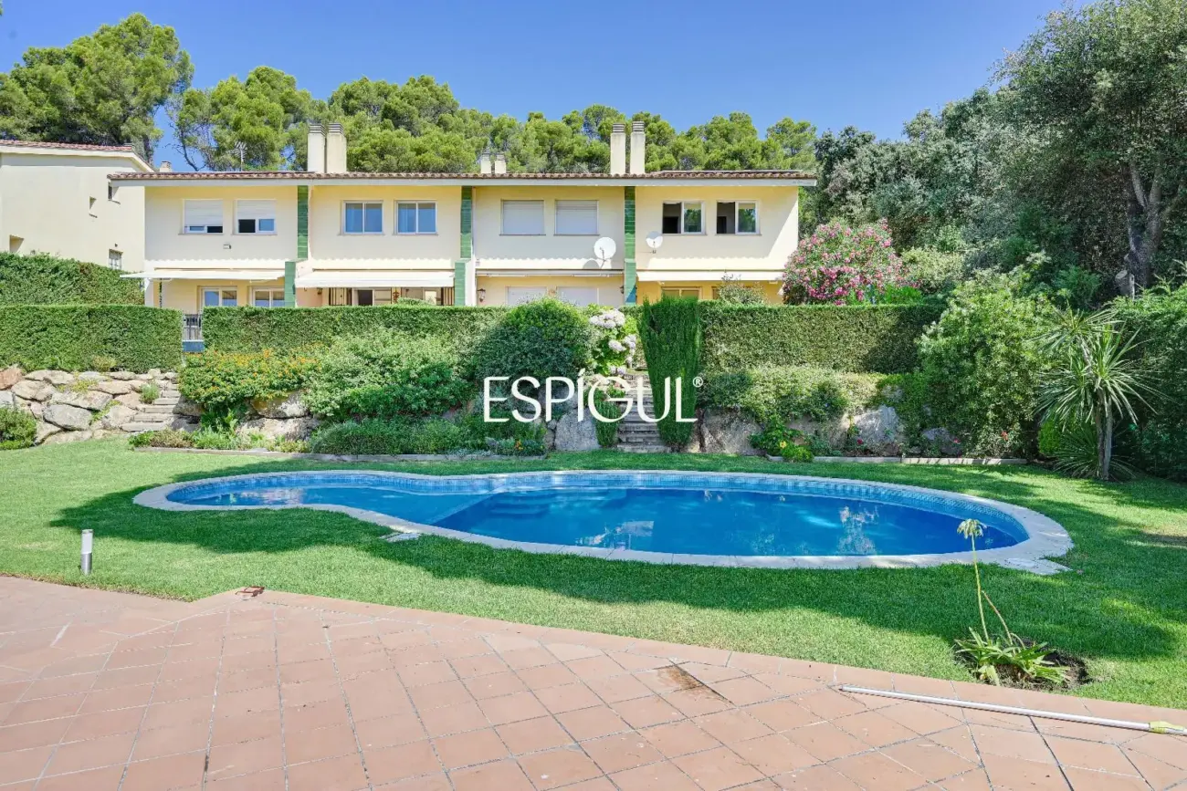 Casa con vistas al mar, jardín y piscina