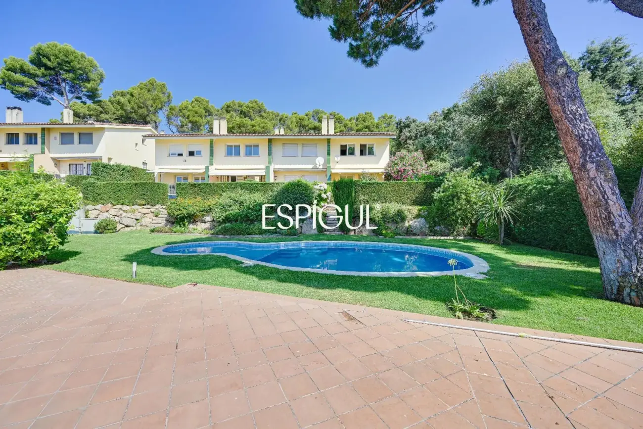 Casa con vistas al mar, jardín y piscina