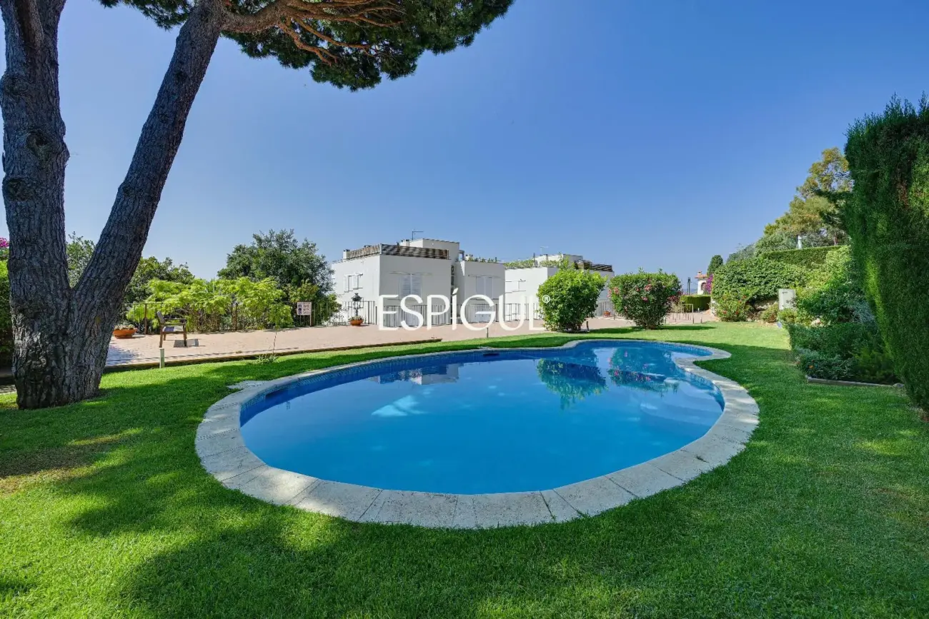 Casa con vistas al mar, jardín y piscina