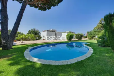 Casa con vistas al mar, jardín y piscina