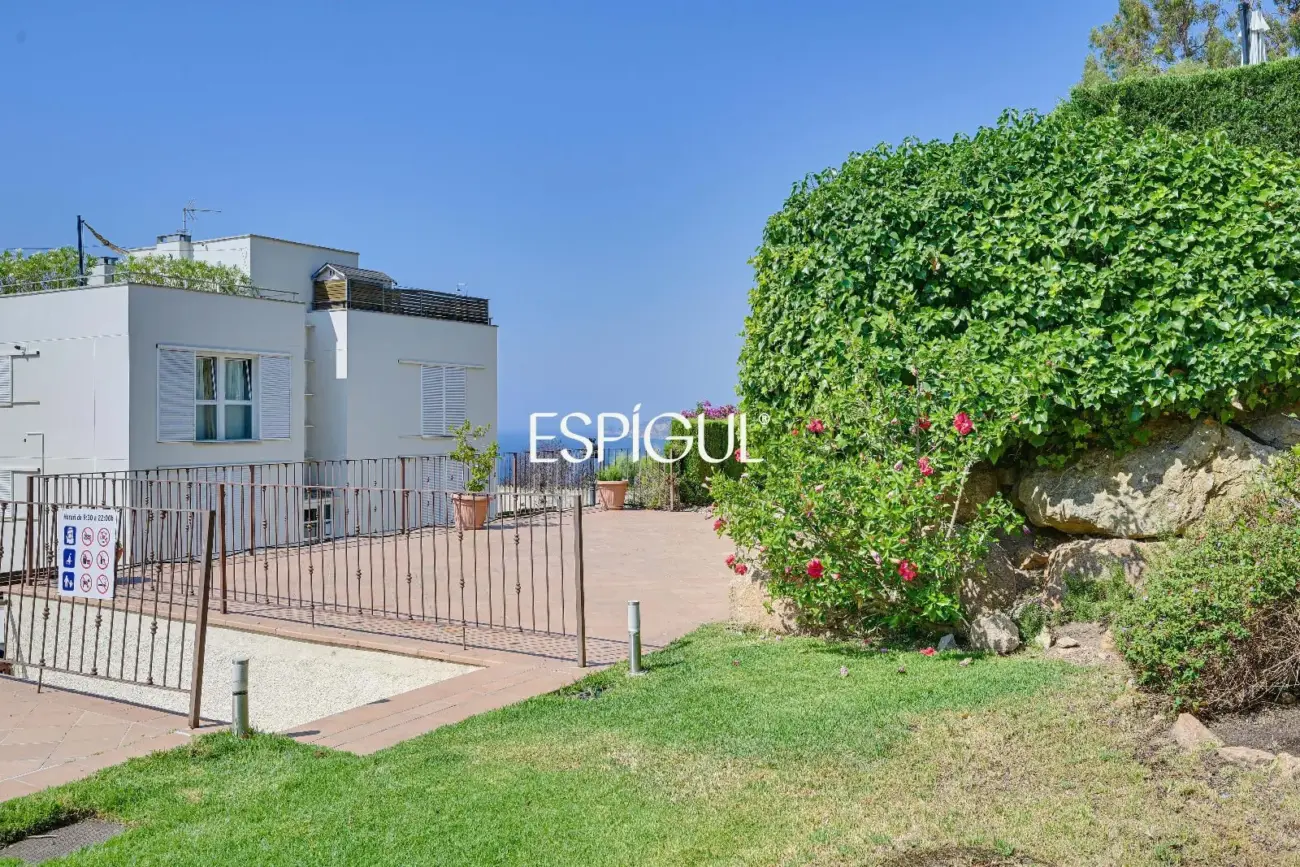 Casa con vistas al mar, jardín y piscina