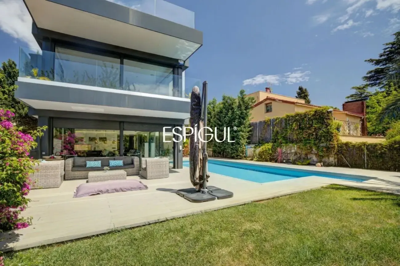 Designer house for sale in Mira-Sol