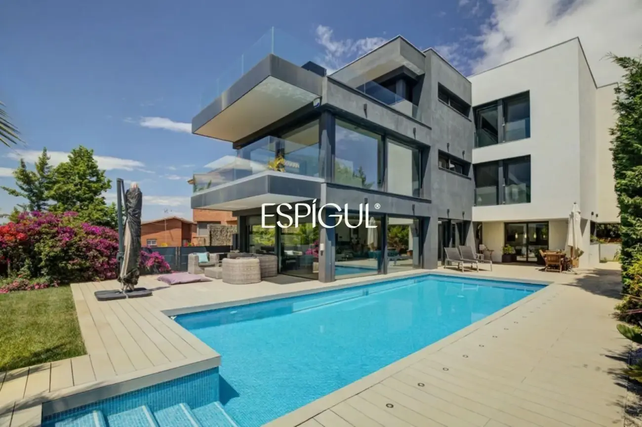 Designer house for sale in Mira-Sol
