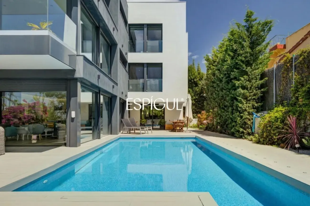 Designer house for sale in Mira-Sol