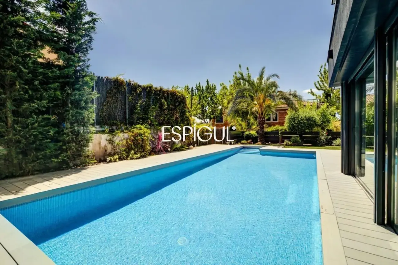 Designer house for sale in Mira-Sol