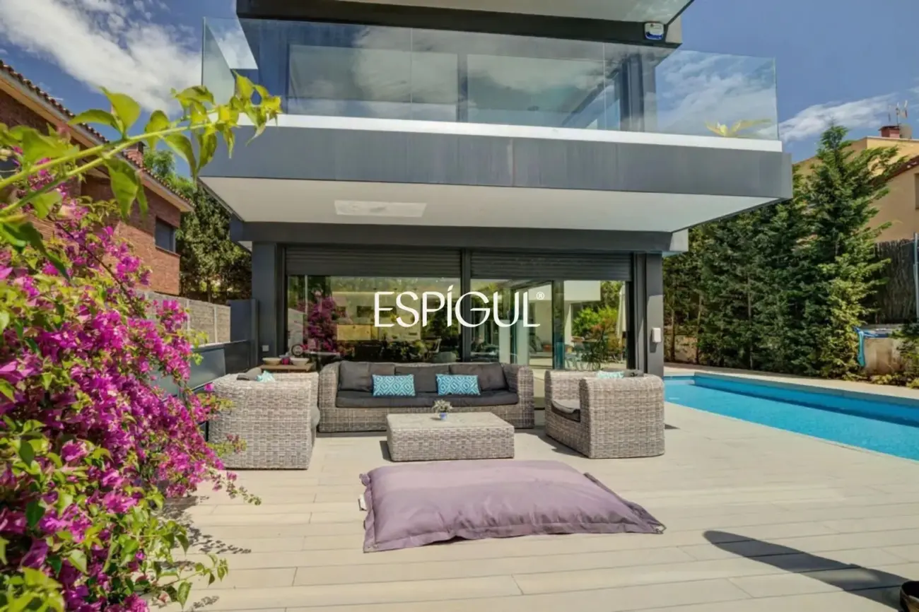 Designer house for sale in Mira-Sol