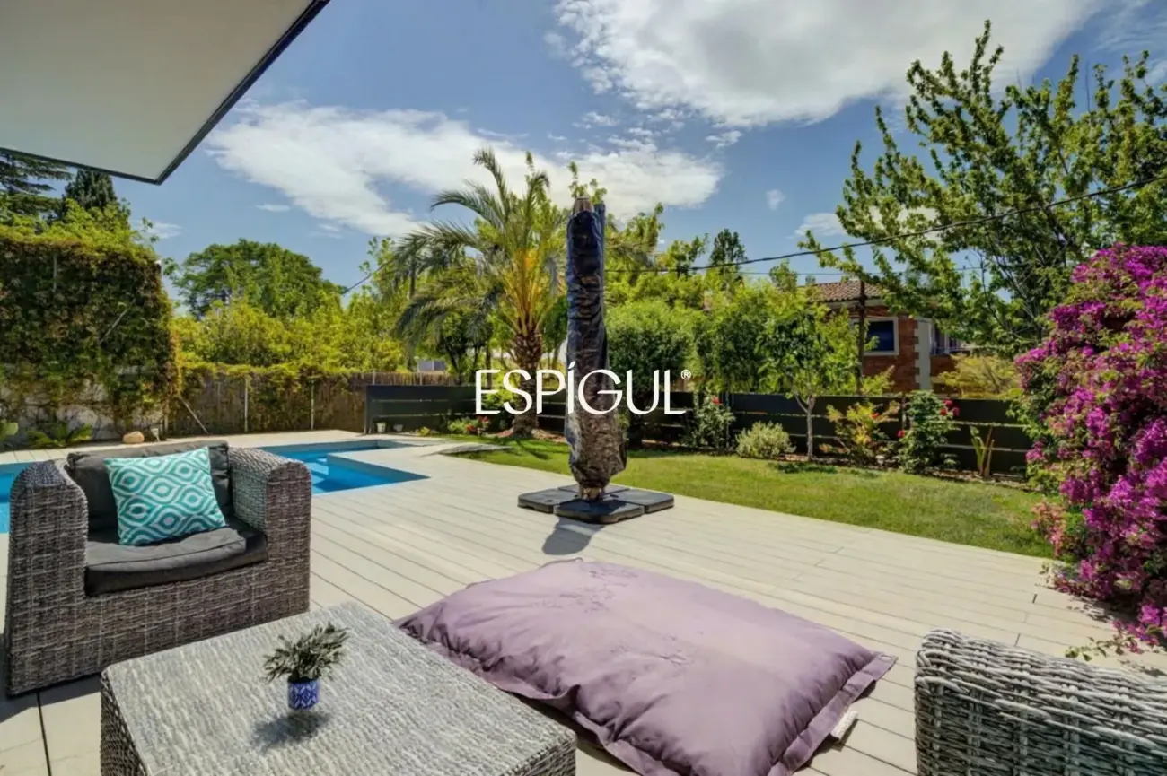 Designer house for sale in Mira-Sol