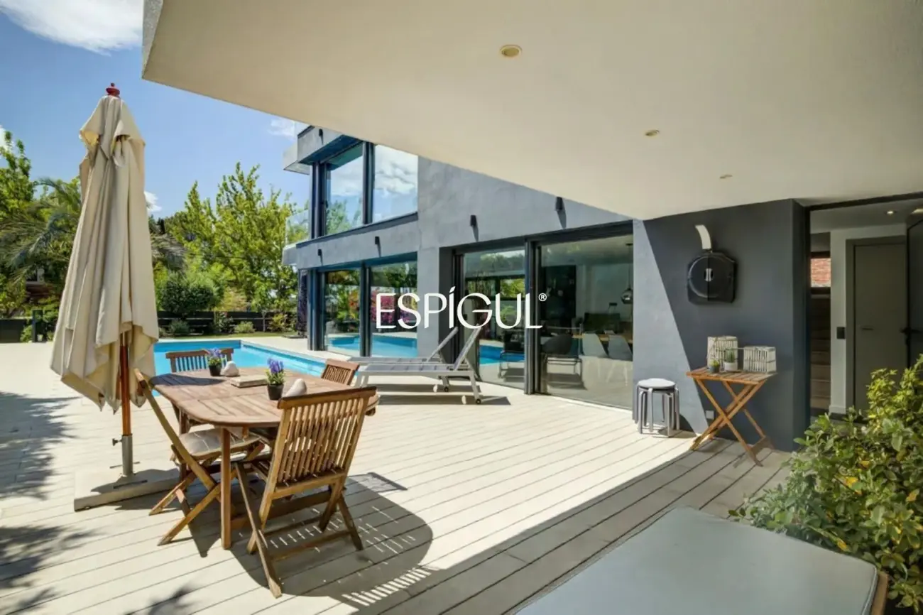 Designer house for sale in Mira-Sol