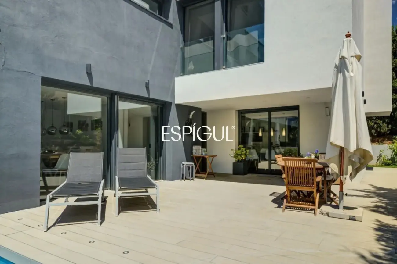 Designer house for sale in Mira-Sol