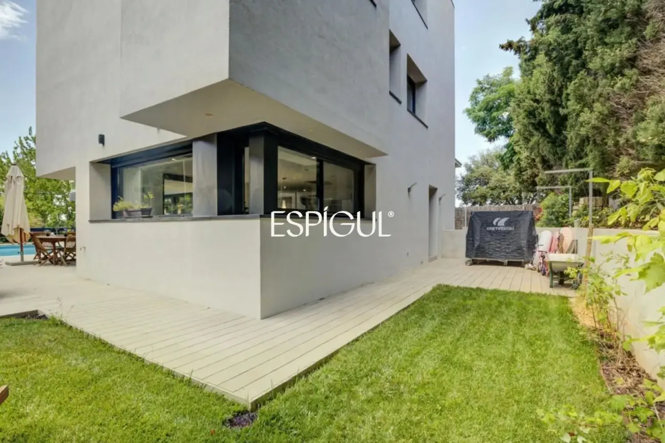 Designer house for sale in Mira-Sol