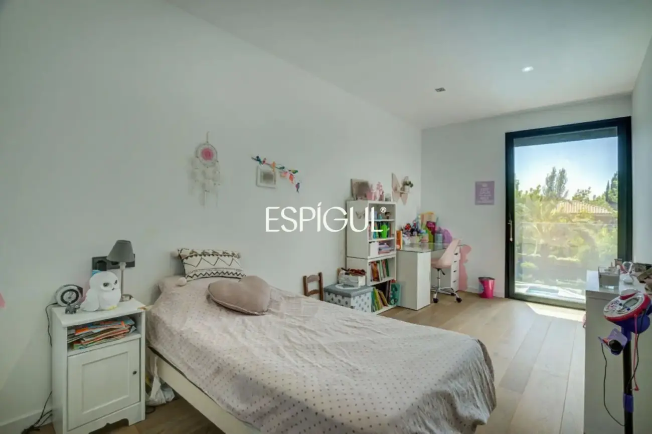 Designer house for sale in Mira-Sol