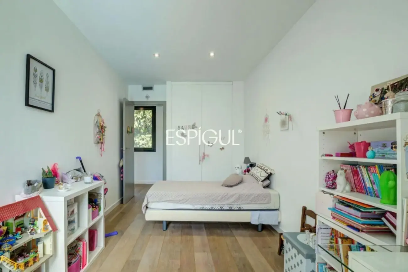 Designer house for sale in Mira-Sol