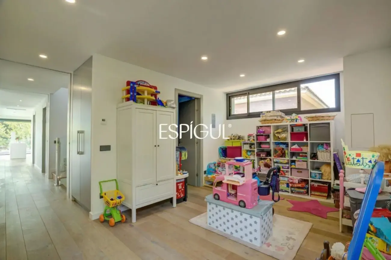 Designer house for sale in Mira-Sol