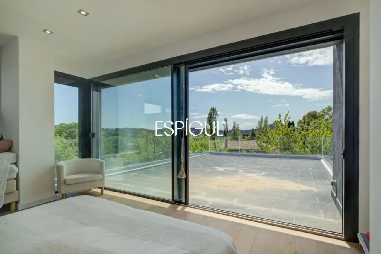 Designer house for sale in Mira-Sol