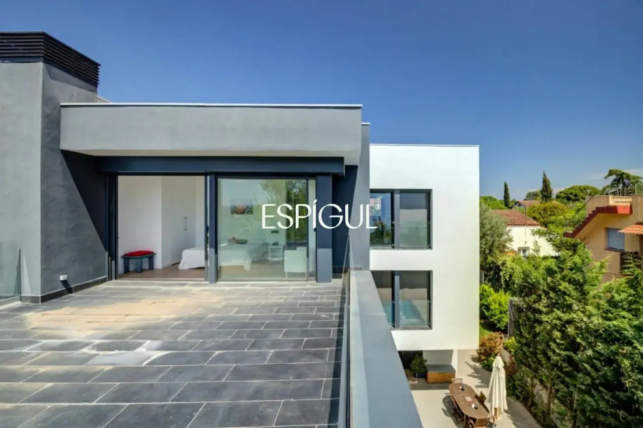 Designer house for sale in Mira-Sol