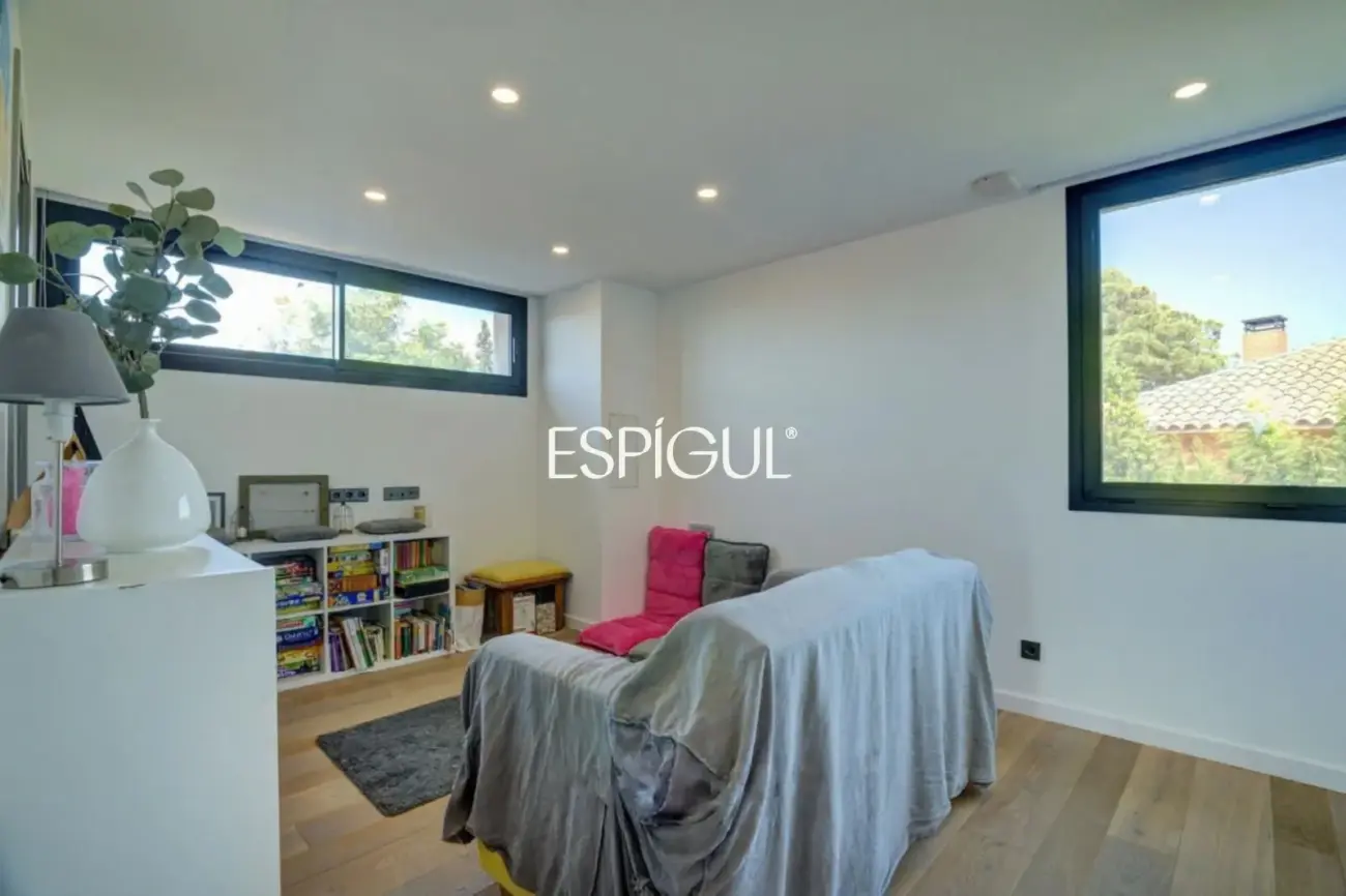 Designer house for sale in Mira-Sol