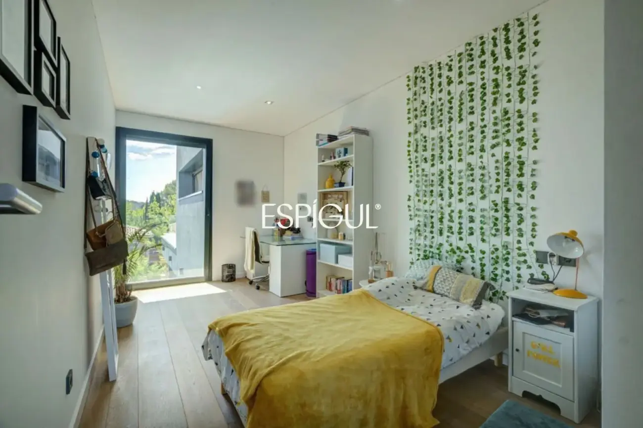 Designer house for sale in Mira-Sol