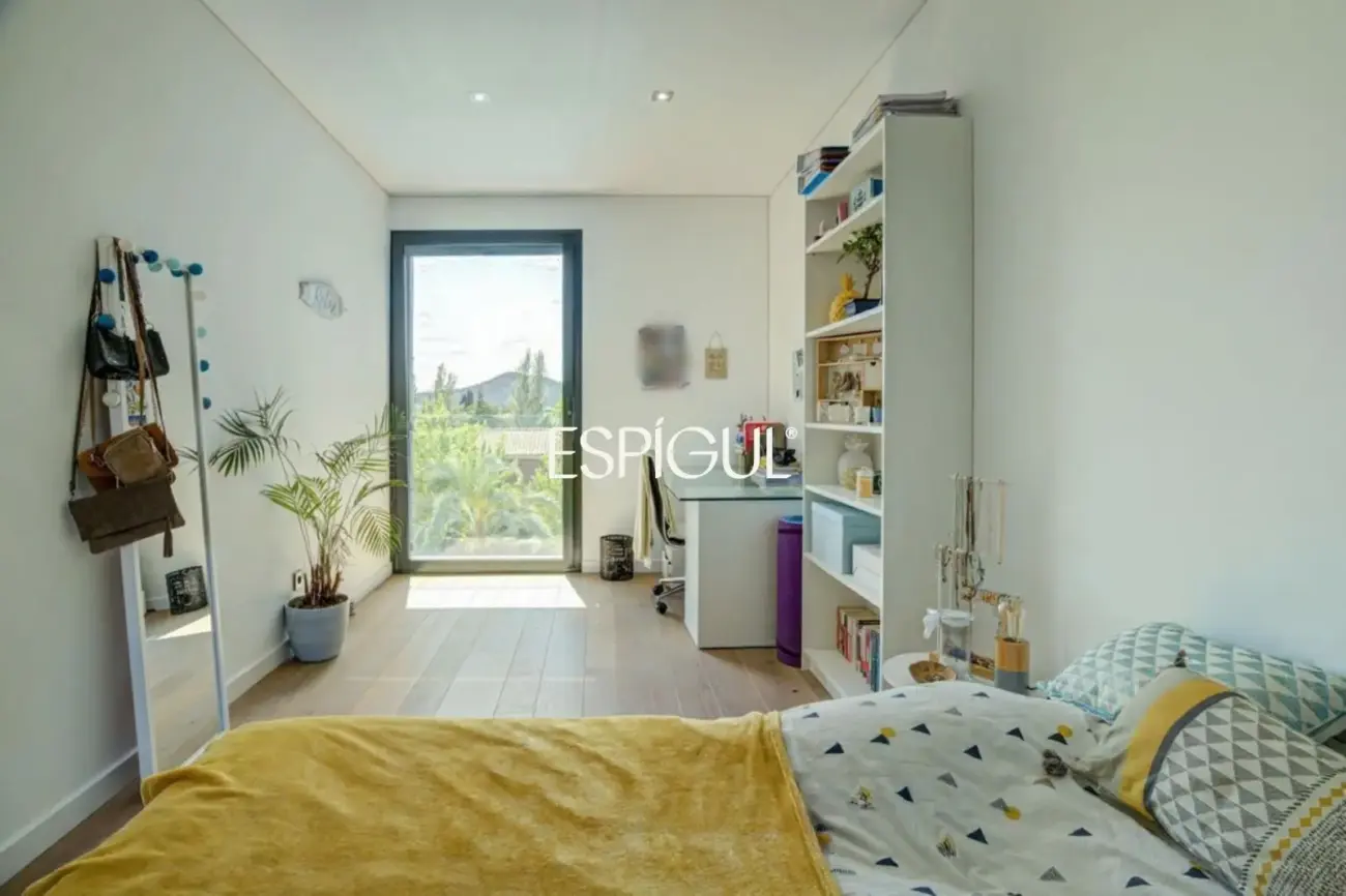 Designer house for sale in Mira-Sol