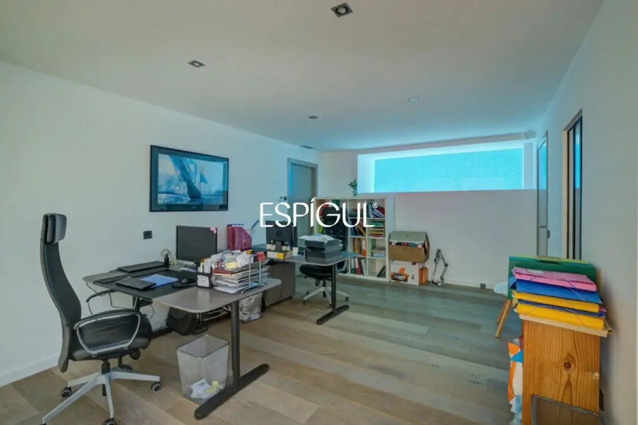 Designer house for sale in Mira-Sol