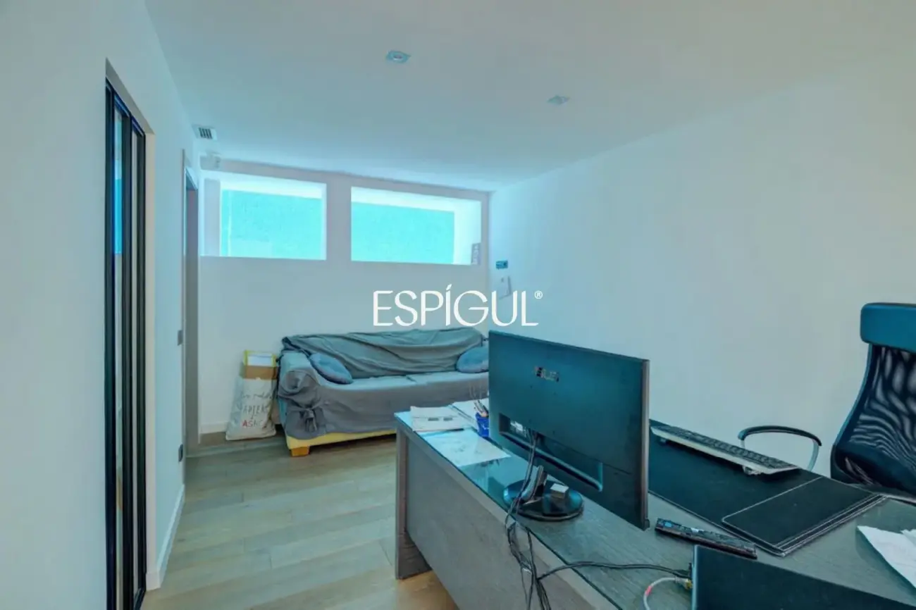 Designer house for sale in Mira-Sol