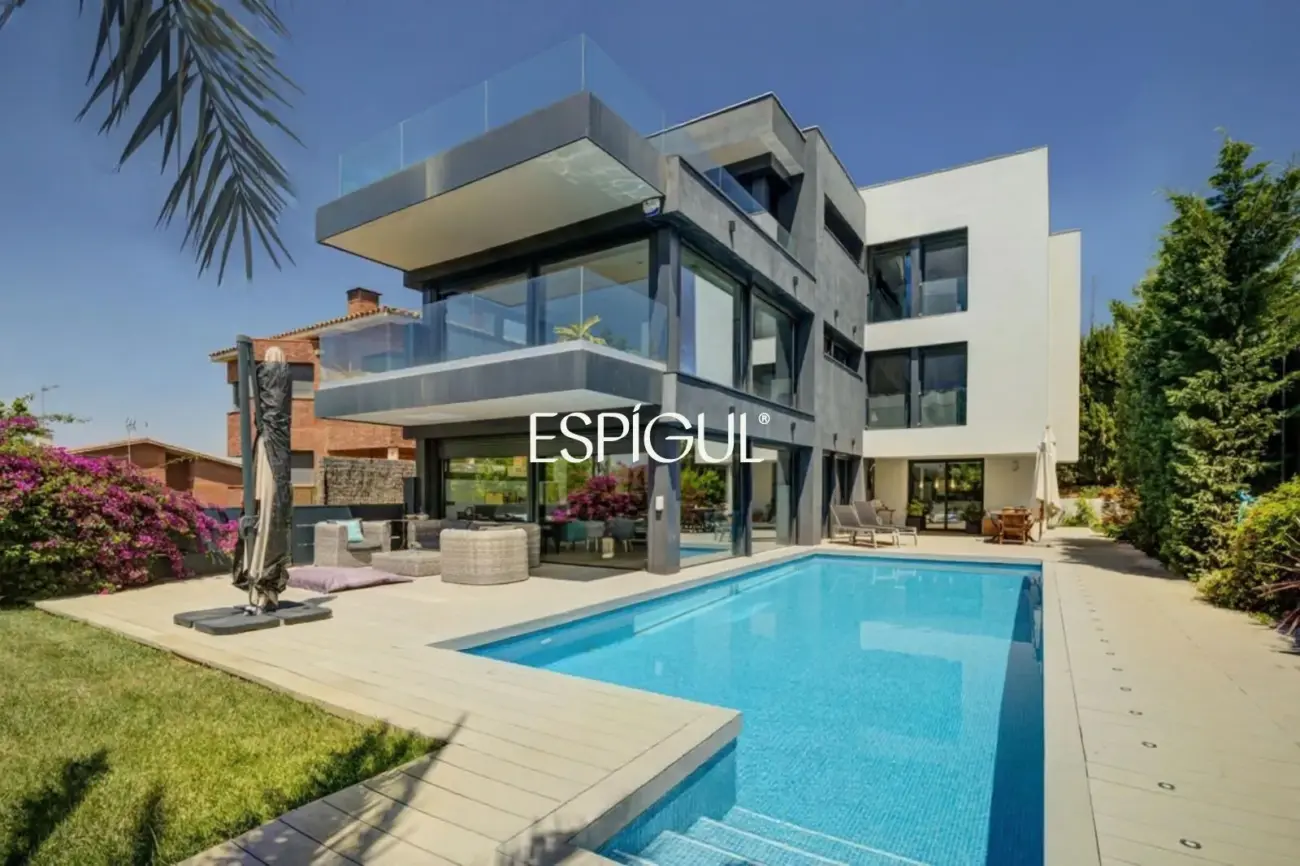 Designer house for sale in Mira-Sol