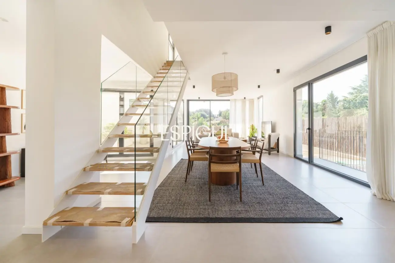 Casa de obra nueva en venta semipareada con jardín, piscina y vistas, en Bellaterra