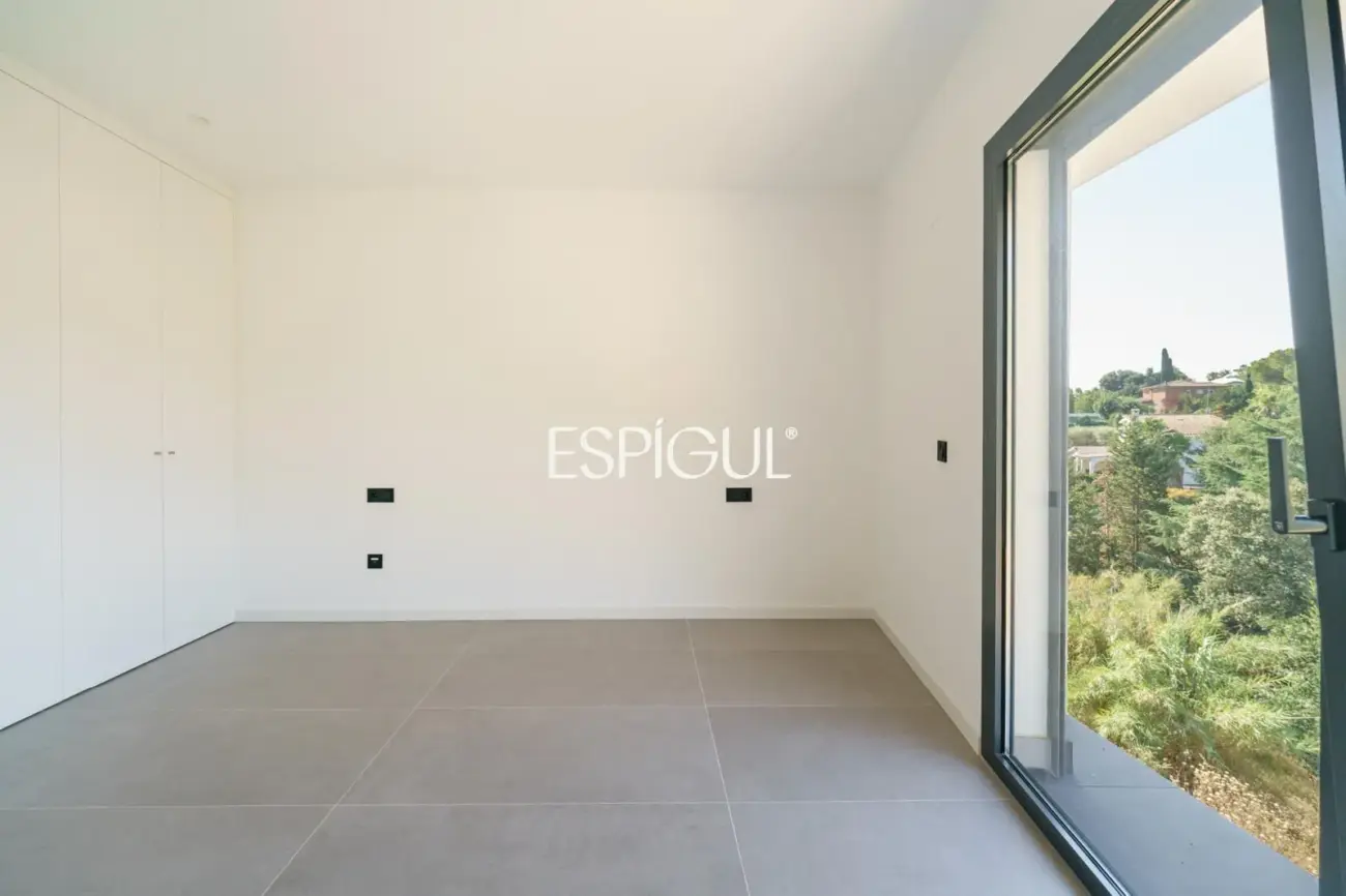 Casa de obra nueva en venta semipareada con jardín, piscina y vistas, en Bellaterra