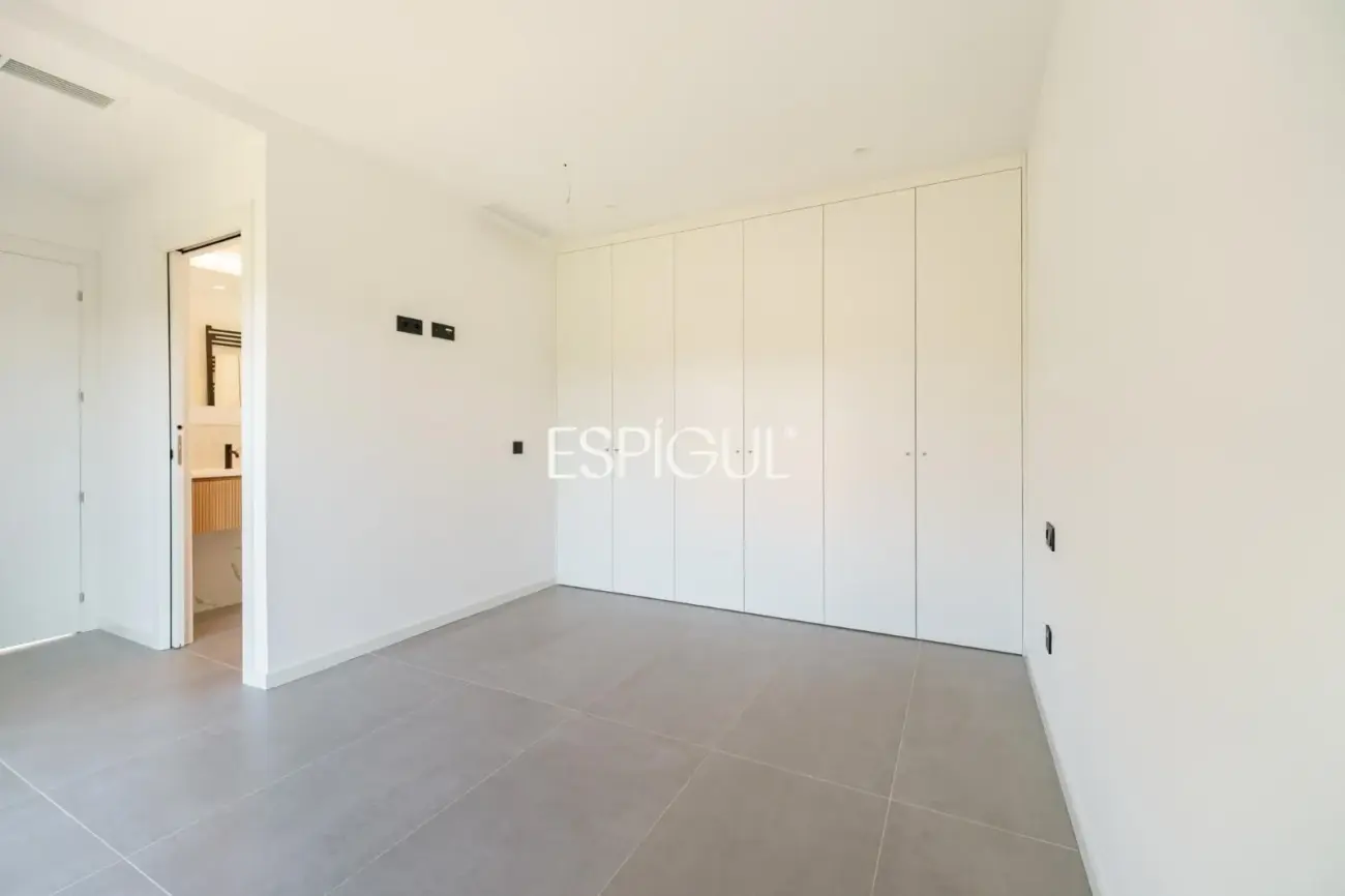Casa de obra nueva en venta semipareada con jardín, piscina y vistas, en Bellaterra