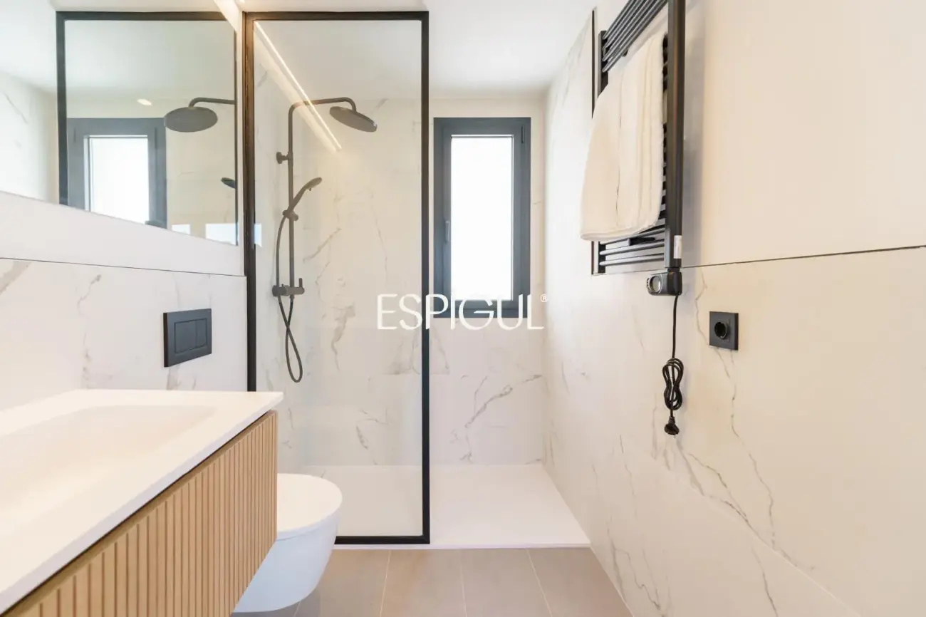Casa de obra nueva en venta semipareada con jardín, piscina y vistas, en Bellaterra