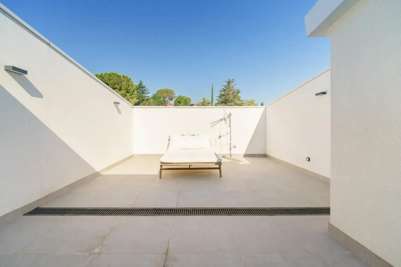 Casa de obra nueva en venta semipareada con jardín, piscina y vistas, en Bellaterra