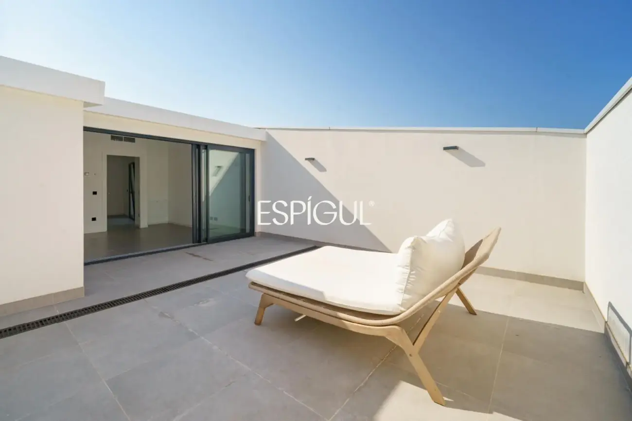 Casa de obra nueva en venta semipareada con jardín, piscina y vistas, en Bellaterra