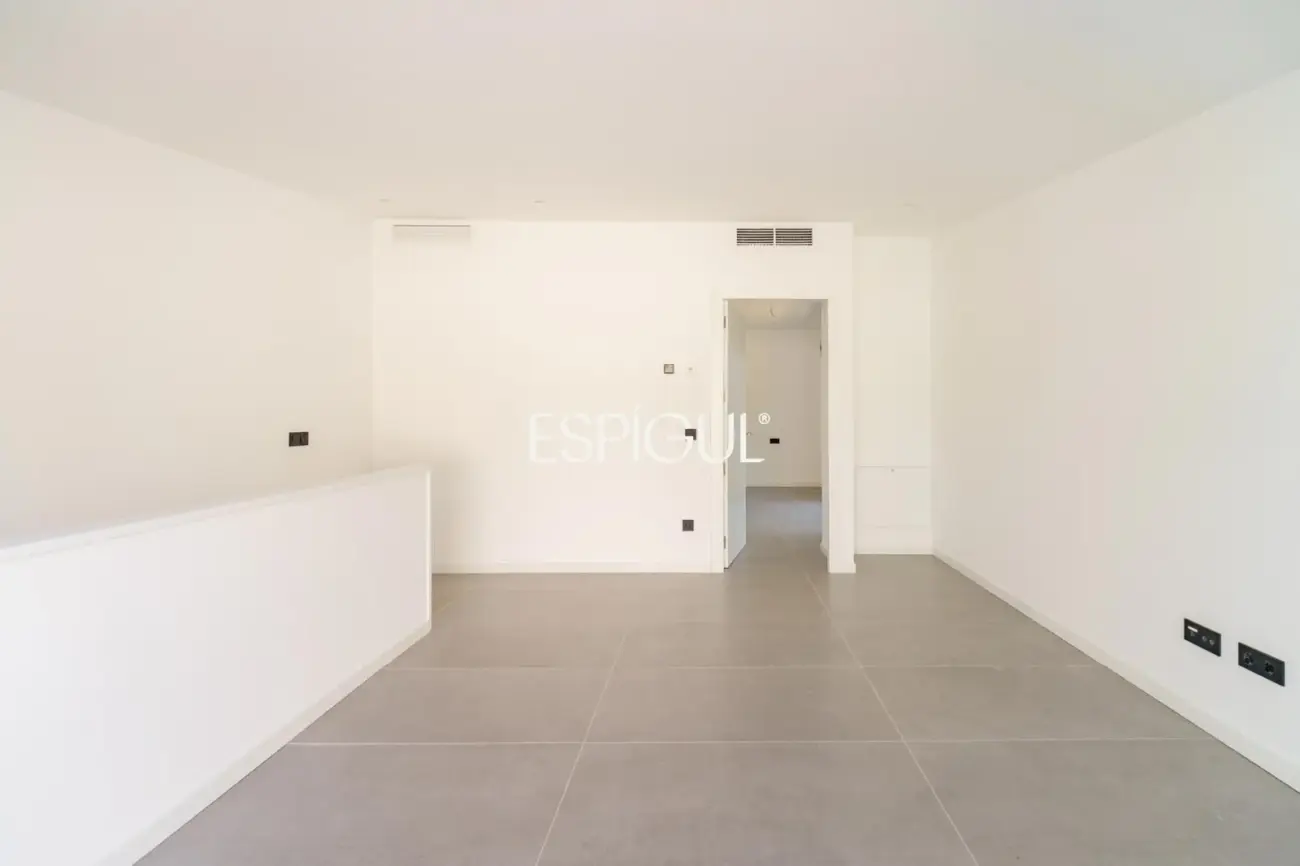 Casa de obra nueva en venta semipareada con jardín, piscina y vistas, en Bellaterra