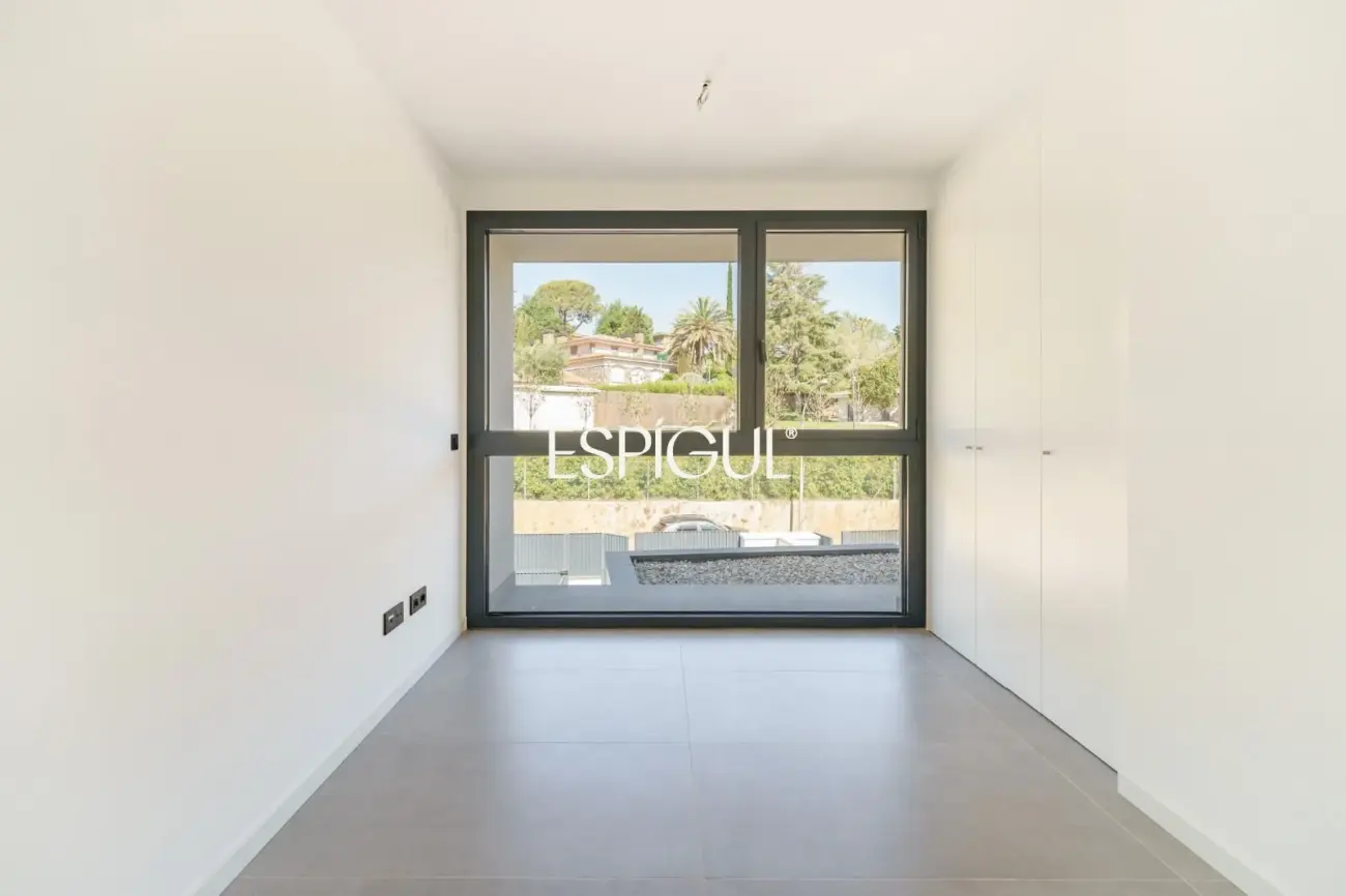 Casa de obra nueva en venta semipareada con jardín, piscina y vistas, en Bellaterra