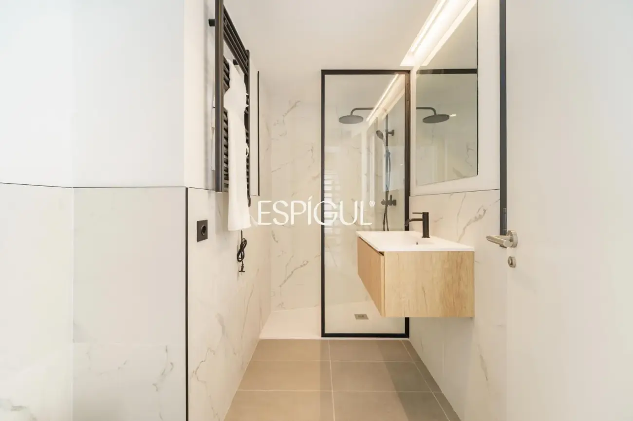 Casa de obra nueva en venta semipareada con jardín, piscina y vistas, en Bellaterra