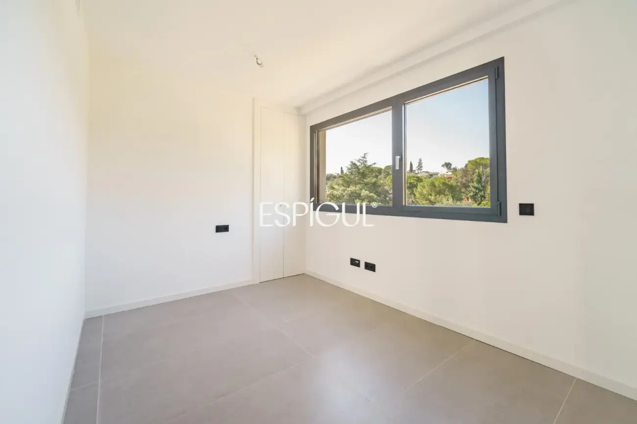Casa de obra nueva en venta semipareada con jardín, piscina y vistas, en Bellaterra