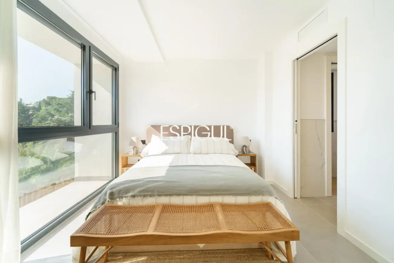 Casa de obra nueva en venta semipareada con jardín, piscina y vistas, en Bellaterra