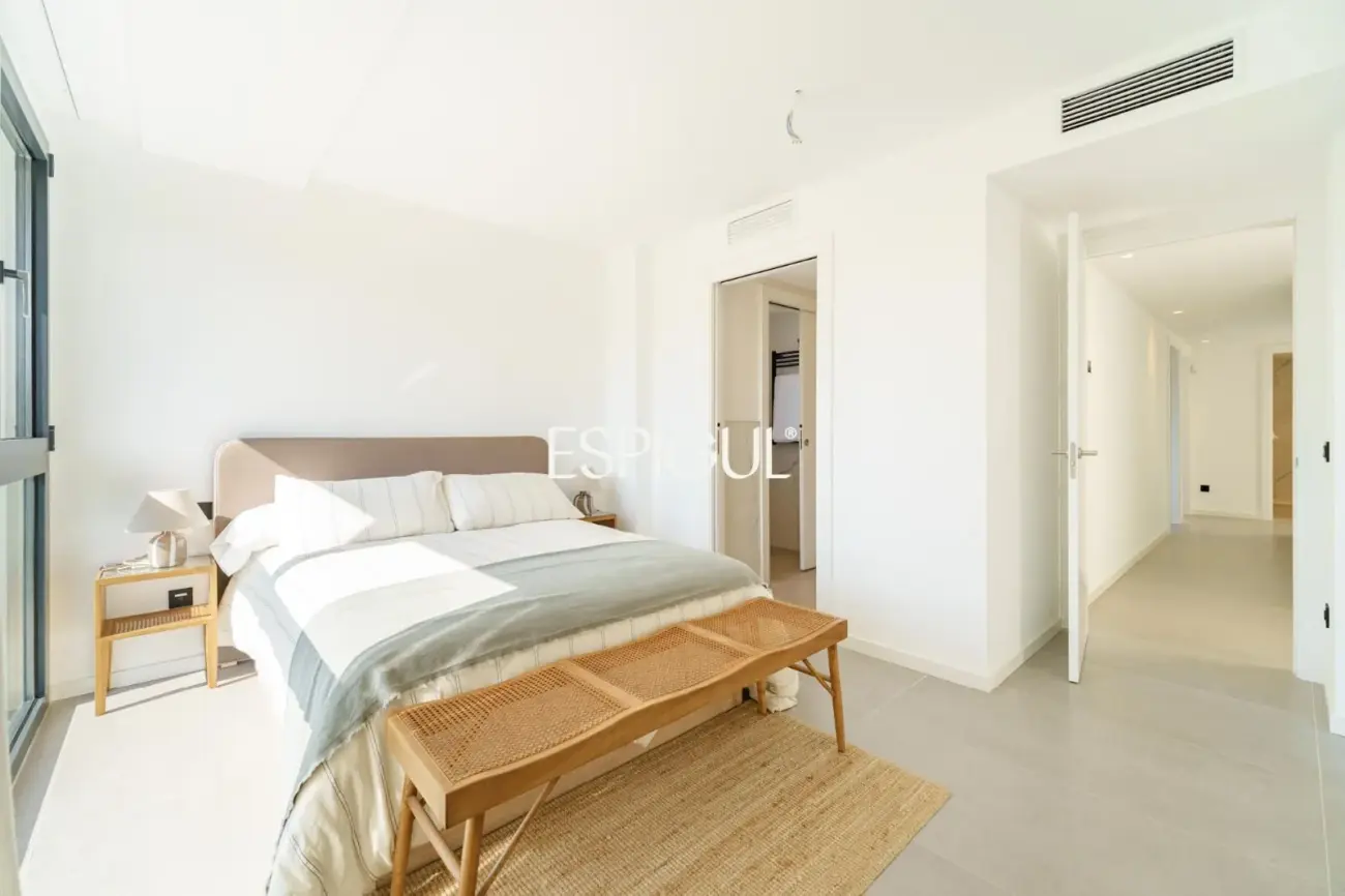 Casa de obra nueva en venta semipareada con jardín, piscina y vistas, en Bellaterra