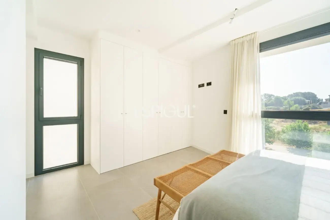 Casa de obra nueva en venta semipareada con jardín, piscina y vistas, en Bellaterra