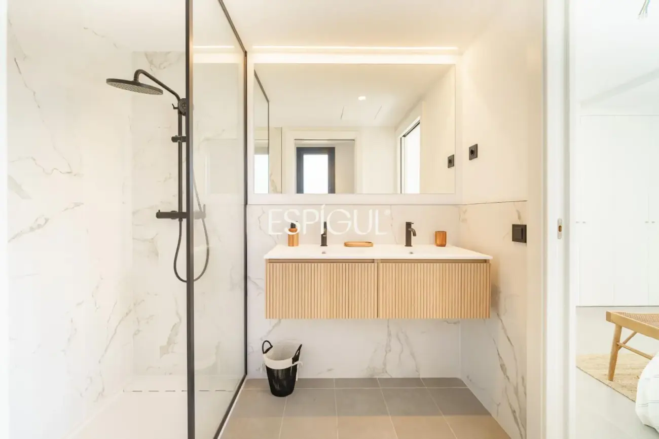 Casa de obra nueva en venta semipareada con jardín, piscina y vistas, en Bellaterra