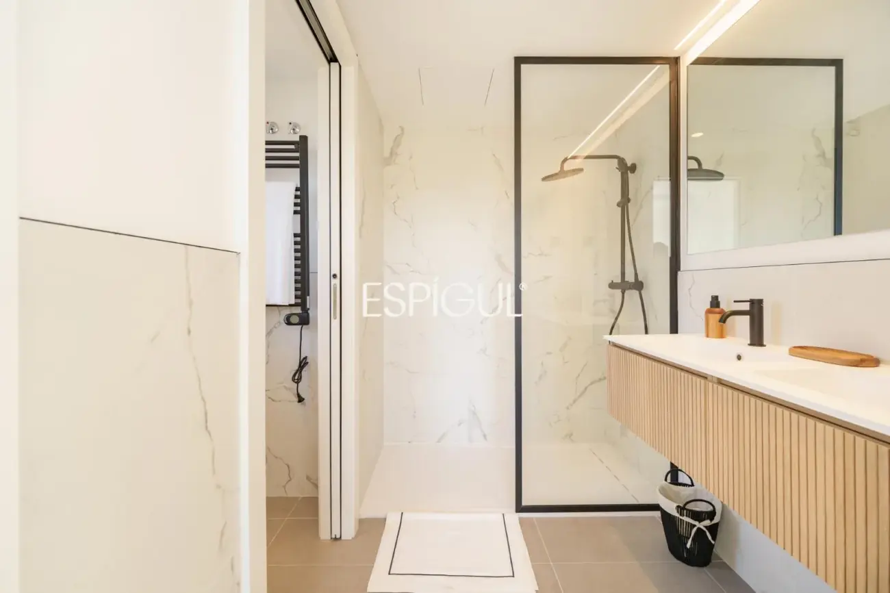 Casa de obra nueva en venta semipareada con jardín, piscina y vistas, en Bellaterra