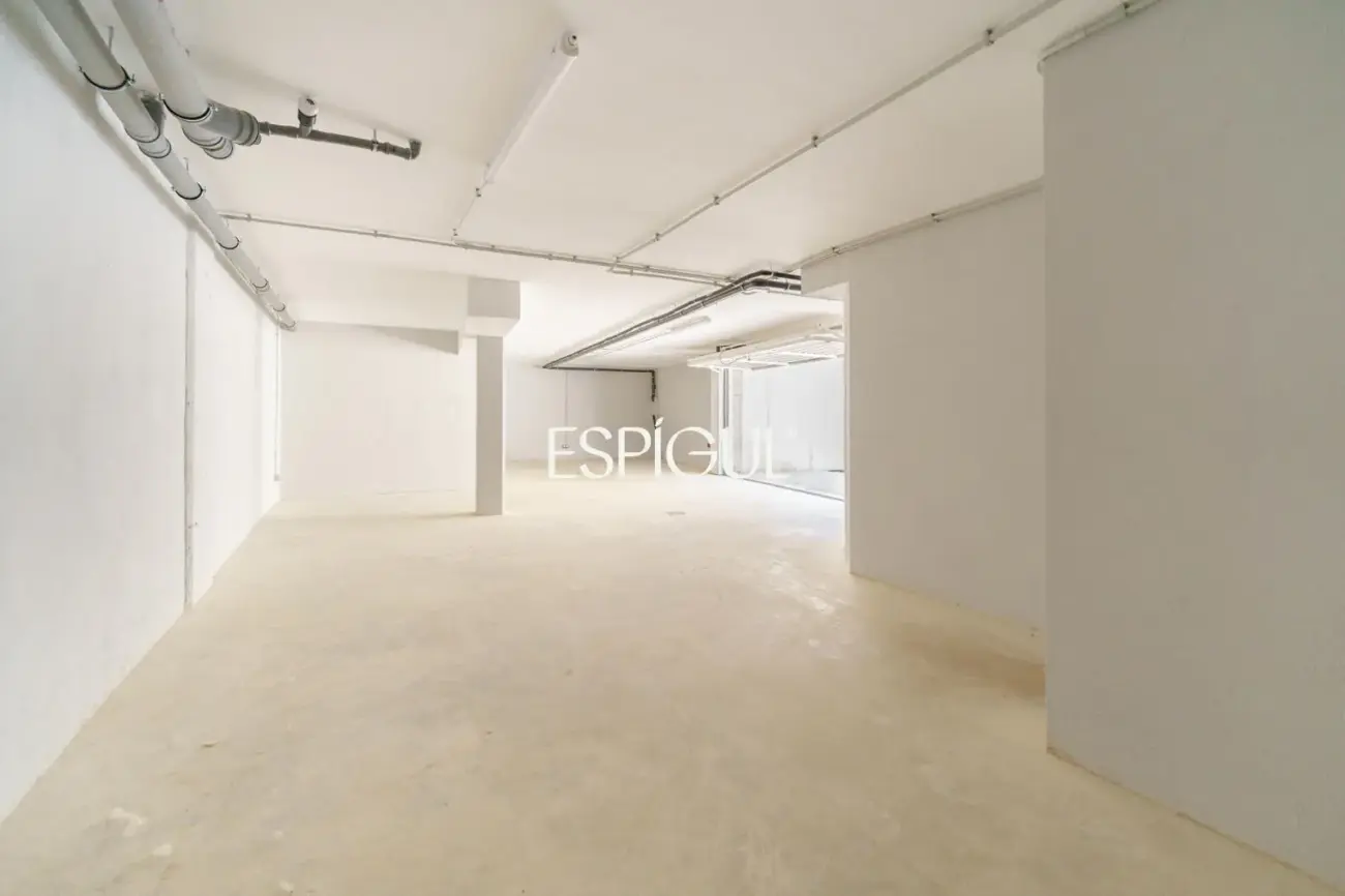 Casa de obra nueva en venta semipareada con jardín, piscina y vistas, en Bellaterra