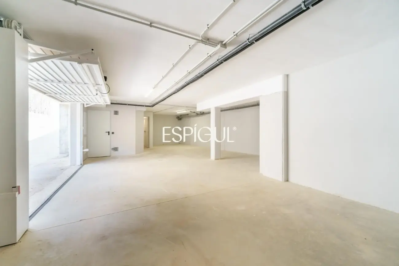 Casa de obra nueva en venta semipareada con jardín, piscina y vistas, en Bellaterra