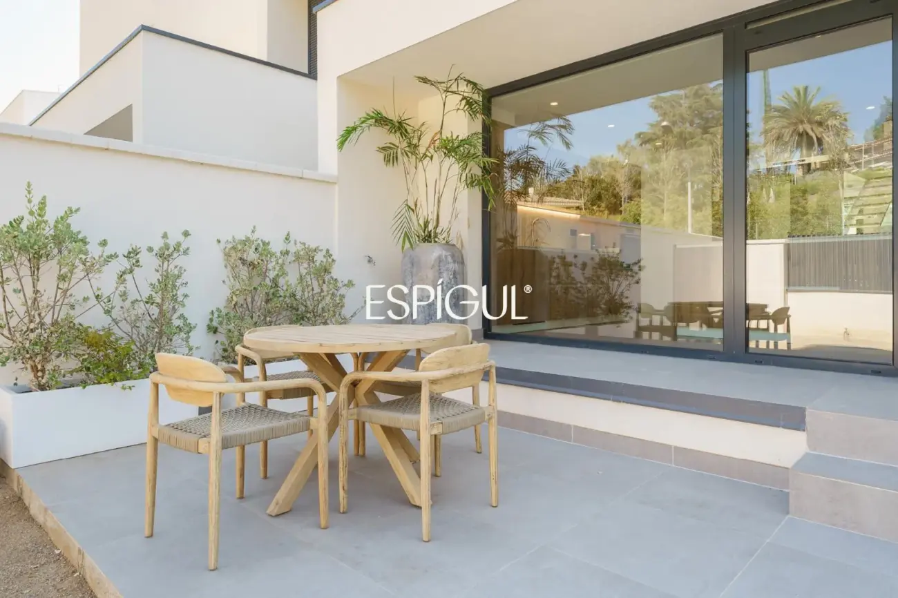 Casa de obra nueva en venta semipareada con jardín, piscina y vistas, en Bellaterra