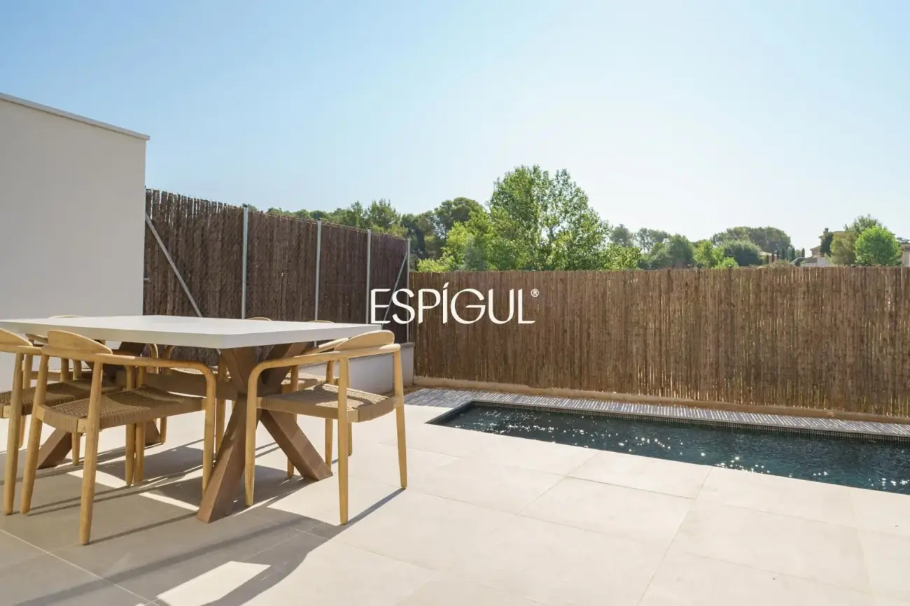 Casa de obra nueva en venta semipareada con jardín, piscina y vistas, en Bellaterra
