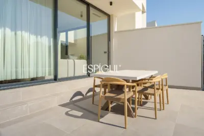 Casa de obra nueva en venta semipareada con jardín, piscina y vistas, en Bellaterra