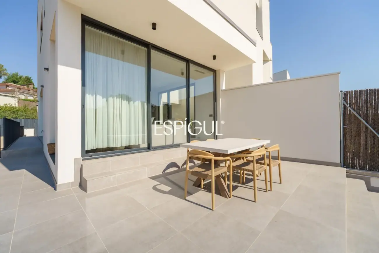 Casa de obra nueva en venta semipareada con jardín, piscina y vistas, en Bellaterra