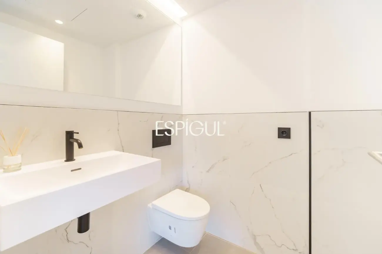 Casa de obra nueva en venta semipareada con jardín, piscina y vistas, en Bellaterra