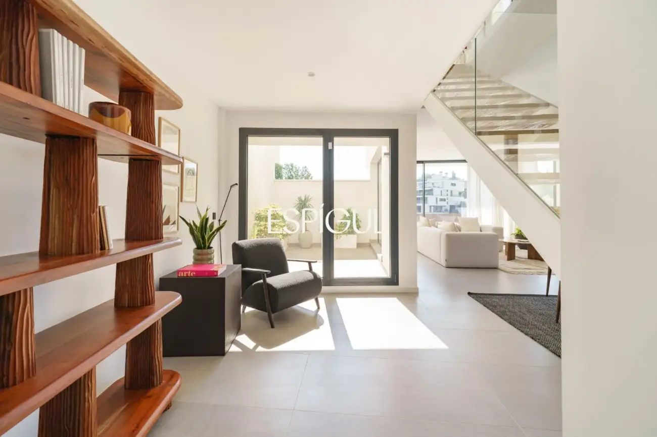Casa de obra nueva en venta semipareada con jardín, piscina y vistas, en Bellaterra