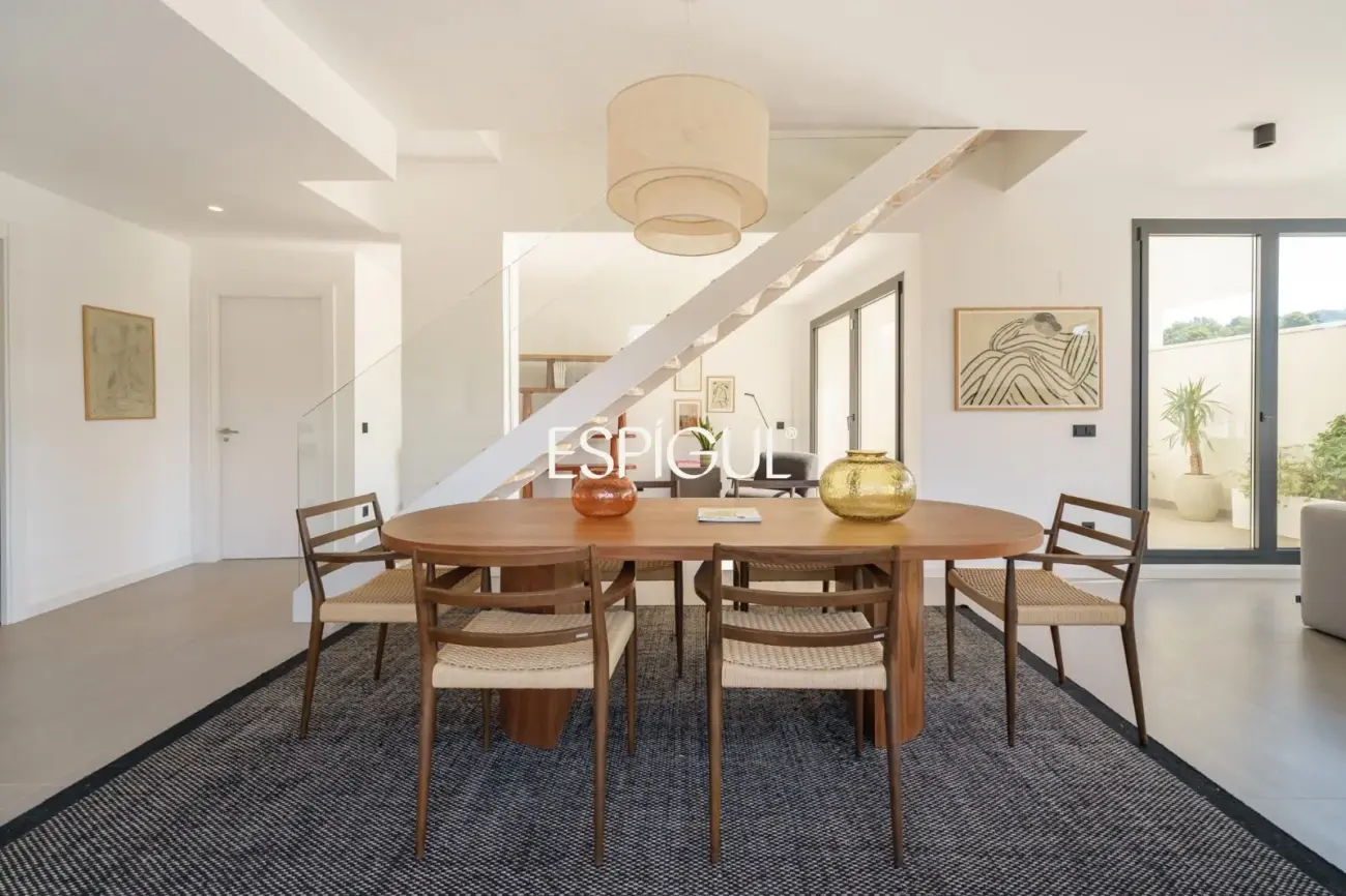 Casa de obra nueva en venta semipareada con jardín, piscina y vistas, en Bellaterra